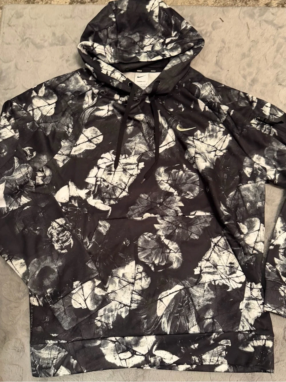 Nike Black & White Leaf Print men’s size large hooded sweatshirt!